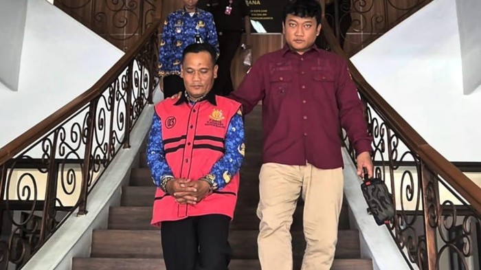 Kepala Desa Sukomulyo Ahmat Riyadi (AR) ditahan terkait dugaan korupsi, Rabu (17/9/2025).