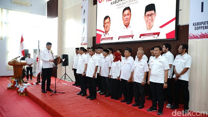 Ketua PMI Sulsel Adnan Purichta Ichsan melantik Selle Ks Dalle sebagai Ketua PMI Kabupaten Soppeng.