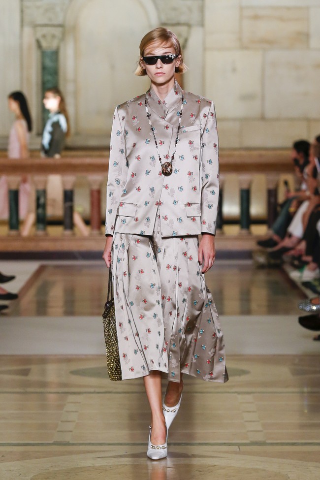 Dengan koleksi ini, Tory Burch memperlihatkan bagaimana kontras, antara romantisme dan ketegasan, tradisi dan inovasi, dapat berpadu dalam satu harmoni, membentuk potret perempuan modern yang kaya nuansa. (Foto: Dok. Tory Burch)