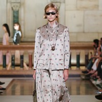Dengan koleksi ini, Tory Burch memperlihatkan bagaimana kontras, antara romantisme dan ketegasan, tradisi dan inovasi, dapat berpadu dalam satu harmoni, membentuk potret perempuan modern yang kaya nuansa. (Foto: Dok. Tory Burch)
