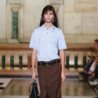 Sang desainer mengungkapkan inspirasi koleksi terbarunya berangkat dari kompleksitas perempuan dan berbagai sisi gaya mereka: “Feminitas dan kekuatan, presisi dan ketidaksempurnaan. Perpaduan tailoring rapi dengan motif floral naif, manik-manik kecil dengan kulit distressed,” ungkap Tory dalam keterangan resminya. (Foto: Dok. Tory Burch)