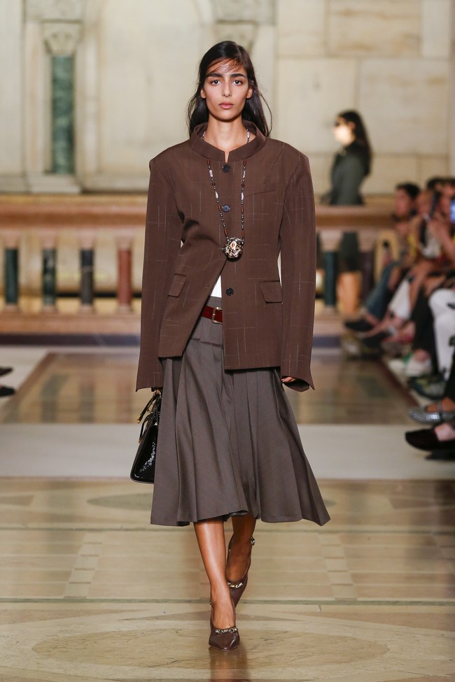 Permainan material menjadi daya tarik utama. Wool refined dan kanvas waxed sporty dipertemukan dengan bahan mewah yang diberi efek usang: lamé berkerut, viscose yang dihancurkan, hingga sutra yang disobek. (Foto: Dok. Tory Burch)