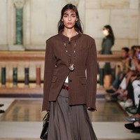 Permainan material menjadi daya tarik utama. Wool refined dan kanvas waxed sporty dipertemukan dengan bahan mewah yang diberi efek usang: lamé berkerut, viscose yang dihancurkan, hingga sutra yang disobek. (Foto: Dok. Tory Burch)