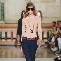 Burch menengok ulang ikon-ikon sportswear Amerika, mulai dari polo, trench coat, hingga kemeja garis. Ia memadukannya dengan gaun drop-waist bergaya 1920-an yang romantis. Proporsi tailoring bergeser lebih rendah pada bagian pinggul (tanda kembalinya tren hipster yang sempat populer di era 2000-an) dengan celana hip-slung dan rok kulit. (Foto: Dok. Tory Burch)