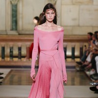 Semua ketidaksempurnaan tersebut dikerjakan secara presisi, ujung kain yang berjumbai dijaga tetap utuh, sementara polo sheer dihiasi manik-manik kecil seolah diperbaiki. (Foto: Dok. Tory Burch)