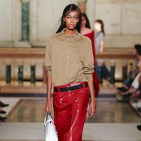 Koleksi ini memberi porsi besar pada detail. Kardigan dan gaun mesh dirangkai penuh dengan jahitan manik-manik tangan, chiffon sutra dilipat manual, dan viscose dihiasi smocking buatan tangan. Monogram all-over terinspirasi dari bordir antik, masing-masing mewakili anggota tim desain. (Foto: Dok. Tory Burch)