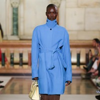 Tas ikonis Lee Radziwill, yang pertama kali diluncurkan pada 2018, hadir lebih ringan dengan detail gagang logam atau taburan manik-manik. Tas bucket Romy tampil dengan kulit distressed, sementara tote crochet dan chain mesh memberi energi santai. (Foto: Dok. Tory Burch)