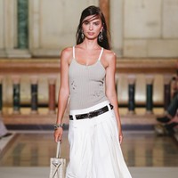 Inspirasi 1950-an mewarnai deretan pumps rendah dan sandal, dihiasi payet, mutiara, hingga manik pastel bergaya rococo. Kontras muncul lewat pumps kulit distressed dan slingback dengan detail sepatu pria, lengkap dengan rantai logam campuran di bagian vamp. (Foto: Dok. Tory Burch)