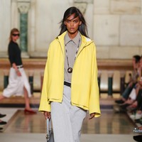 Jaket tampil inovatif dengan ritsleting tersembunyi di belakang yang memungkinkan bentuk disesuaikan. Ada pula sentuhan personal berupa blazer ber-piping, terinspirasi dari rancangan sang ayah, Buddy. (Foto: Dok. Tory Burch)
