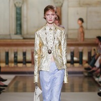 Anting dan kalung tampil serasi dengan sepatu, dihiasi mutiara, bunga kaca, serta manik-manik pada rantai berpilin. Cangkang laut diselipkan di balik jaket, pin menghiasi pakaian hingga tas, dan kacamata wrap-around futuristik memberi sentuhan modern. (Foto: Dok. Tory Burch)