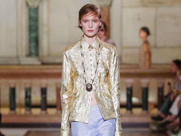 Foto: Kembalinya Tren Hipster di Koleksi Tory Burch Spring Summer 2026