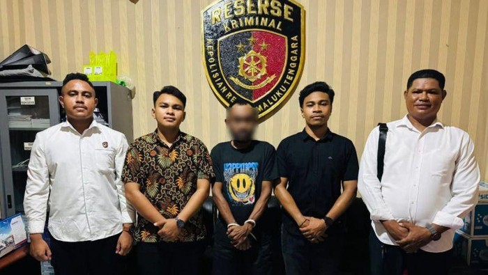 K.T alias Konven, pelaku pelecehan seksual (tengah) yang diamankan Polres Maluku Tenggara.