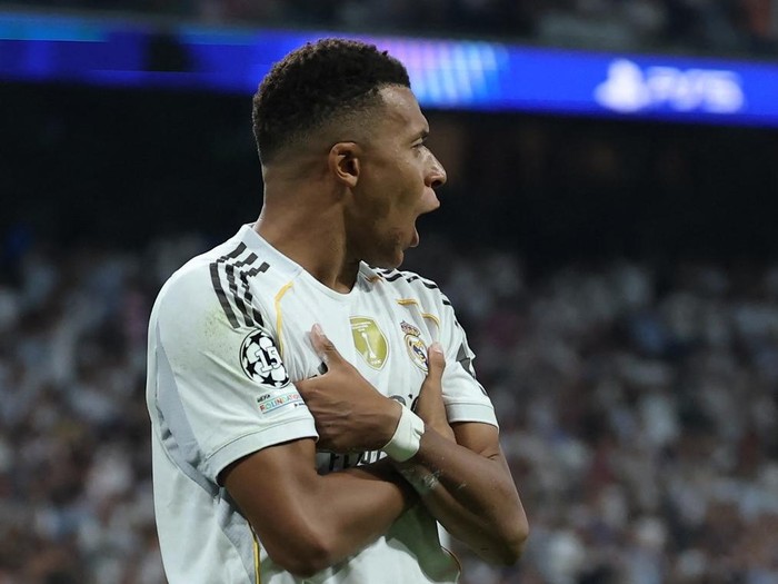 Real Madrids French forward #10 Kylian Mbappe celebrates scoring his teams second goal from the penalty spot during the UEFA Champions League first round day 1 football match between Real Madrid CF and Olympique de Marseille at the Santiago Bernabeu stadium in Madrid on September 16, 2025. (Photo by Thomas COEX / AFP)
