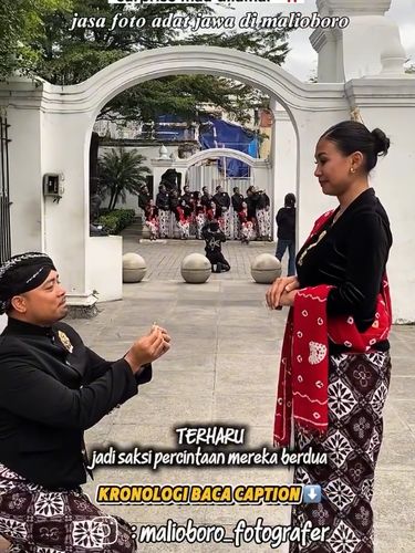Beredar video di Instagram, pasangan ini hendak sesi foto mengenakan busana adat Jawa di lokasi wisata Malioboro, Yogyakarta. Namun, pria ini memberikan kejutan untuk pasangannya karena mendadak memberikan cincin untuk melamar pasangannya. Postingan tersebut langsung viral di media sosial.