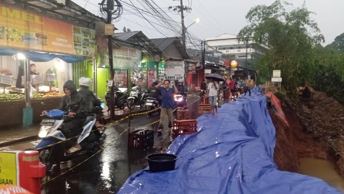 Longsor di jalan menuju Gunung Salak, Bogor (dok. Istimewa)