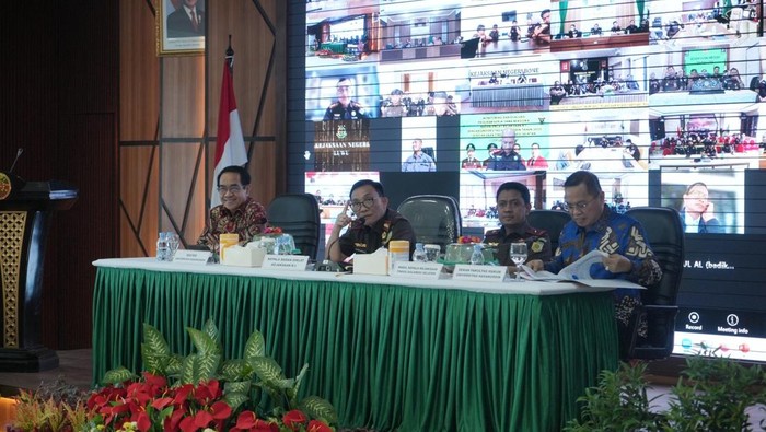 Badan Pendidikan dan Pelatihan (Badiklat) Kejaksaan RI dan Universitas Hasanuddin (Unhas) melakukan monitoring dan evaluasi (monev) program beasiswa bagi jaksa di Sulawesi Selatan (Sulsel).