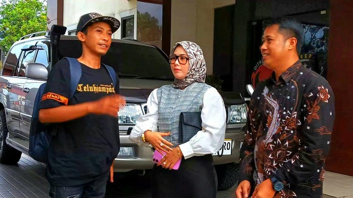 Mang Kifly (kiri), Dilla Nurdian (tengah), dan Ketua Tim Baraya Dilla yang juga perwakilan keluarga (kanan) berbincang di depan Gedung Ditresiber Polda Jabar, Rabu (17/9/2025), usai pencabutan laporan.