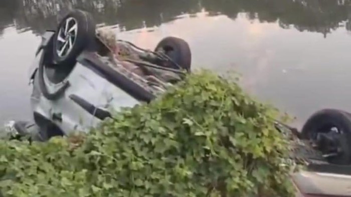 Sebuah mobil mengalami kecelakaan tunggal dengan terjun ke empang di Kabupaten Maros, Sulawesi Selatan (Sulsel).