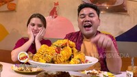 Ini momen Marsha ketika menjadi pembawa acara Bikin Laper yang tayang di Trans TV. Marsha dan Ncess Nabati tampak menikmati tumis jagung di restoran seafood. Foto: Instagram/@aruanmarsha
