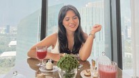 Pembawa acara Bikin Laper itu juga pernah berpose cantik di sebuah restoran. Ia menikmati berbagai hidangan di restoran pada hotel Langham Jakarta. Foto: Instagram/@aruanmarsha
