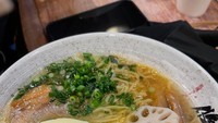 Beberapa waktu lalu, Marsha sempat mengunjungi Jepang untuk liburan. Tak ketinggalan ia langsung mengunjungi restoran ramen untuk menikmati semangkuk hangat ramen berkuah gurih dengan topping tonkotsu itu. Foto: Instagram/@aruanmarsha