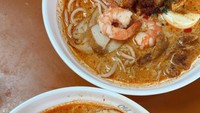 Tak hanya matcha, tapi Marsha juga terlihat menikmati laksa Singapura. Laksa itu tampak berbumbu mlekoh dengan topping udang, tahu, dan telur. Foto: Instagram/@aruanmarsha