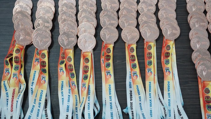 Medali dan lanyard Porda DIY XVII 2025 yang tipo jadi XVIII 2025