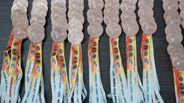 Medali dan lanyard Porda DIY XVII 2025 yang tipo jadi XVIII 2025