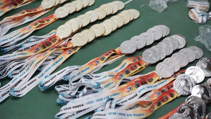 Medali dan lanyard Porda DIY XVII 2025 yang tipo jadi XVIII 2025