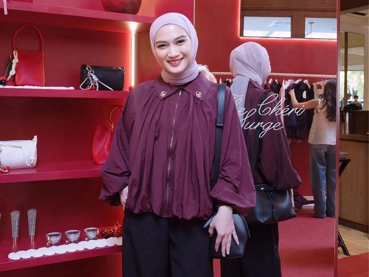 Melody Laksani Anti Fashion Nabrak-nabrak