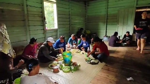 Di balik keindahan alamnya, masyarakat Dayak di Desa Tanjung Nanga, Malinau Selatan Hulu, Kabupaten Malinau, memegang teguh tradisi menugal, atau menanam padi.