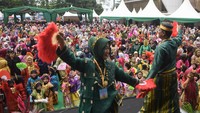 Sejumlah murid Pendidikan Anak Usia Dini (PAUD) dan Taman Kanak-kanak menari tarian asal Sulawesi secara massal di GOR Segiri Samarinda, Kalimantan Timur, Rabu (17/9/2025). Foto: ANTARA FOTO/M Risyal Hidayat