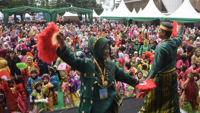 Meriah! Ribuan Siswa PAUD dan TK Unjuk Kebolehan Tarian Nusantara Sejumlah murid Pendidikan Anak Usia Dini (PAUD) menarikan tarian asal Sulawesi secara massal di GOR Segiri Samarinda, Kalimantan Timur, Rabu (17/9/2025). Perhelatan tarian tradisional asal Sulawesi berupa Tari Anging Mammiri dan Tari Sipatokaan dalam rangka gebyar PAUD dan diikuti ribuan siswa PAUD dan Taman Kanak-kanak di Samarinda tersebut bertujuan untuk mengoptimalkan potensi kecerdasan anak melalui berbagai kegiatan edukatif dan kreatif, serta mempererat kolaborasi antara pemerintah, masyarakat, dan lembaga pendidikan untuk menciptakan lingkungan pendidikan yang berkualitas dan inklusif bagi anak-anak usia dini. ANTARA FOTO/M Risyal Hidayat/bar