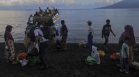 Warga yang hendak bepergian ke Ternate atau wilayah lain terpaksa naik dan turun kapal cepat langsung dari tepi pantai lantaran daerah tersebut belum memiliki infrastruktur dermaga yang memadai. ANTARA FOTO/Andri Saputra