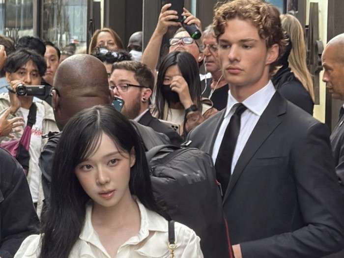 Model tampan yang viral usai mengawal Winter aespa di peragaan busana Ralph Lauren.