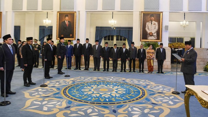Presiden Prabowo Subianto (kanan) membacakan sumpah jabatan saat melantik menteri dan wakil menteri Kabinet Merah Putih di Istana Negara, Jakarta, Rabu (17/9/2025). Presiden Prabowo melantik sejumlah pejabat pemerintahan diantaranya Menteri Koordinator Bidang Politik dan Keamanan Djamari Chaniago, Menteri Pemuda dan Olahraga Erick Thohir, Wakil Menteri Ketenagakerjaan Afriansyah Noor, Wakil Menteri Kehutanan Rohmat Marzuki, Wakil Menteri Koperasi Faridah Faridjah, Kepala Badan Komunikasi Pemerintah Angga Raka Prabowo dan Kepala Kantor Staf Kepresidenan M Qodari. ANTARA FOTO/Muhammad Adimaja/rwa.