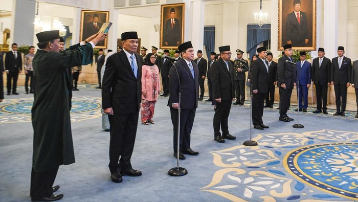 Menteri Koordinator Bidang Politik dan Keamanan Djamari Chaniago (kiri), Wakil Kepala Badan Gizi Nasional Nanik Sudaryati Deyang (kedua kiri), Menteri Pemuda dan Olahraga Erick Thohir (ketiga kiri), Kepala Kantor Staf Kepresidenan M Qodari (keempat kiri), Penasihat Khusus Presiden Bidang Keamanan dan Ketertiban Masyarakat serta Reformasi Kepolisian Ahmad Dofiri (kedua kanan), dan Kepala Badan Komunikasi Pemerintah Angga Raka Prabowo (kanan) mengikuti pelantikan dan pengambilan sumpah jabatan oleh Presiden Prabowo Subianto pada acara Pelantikan Menteri dan Wakil Menteri Negara Kabinet Merah Putih Dalam Sisa Masa Jabatan Periode Tahun 2024-2029 di Istana Negara, Jakarta, Rabu (17/9/2025). ANTARA FOTO/Muhammad Adimaja/aww.