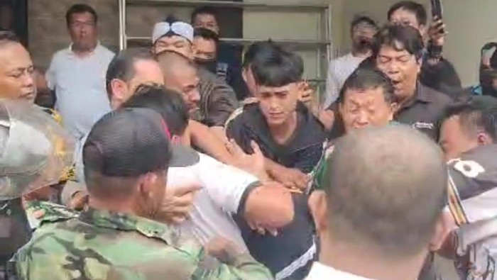 Momen warga geruduk rumah Bang Jago di Bogor (Dok. Istimewa)