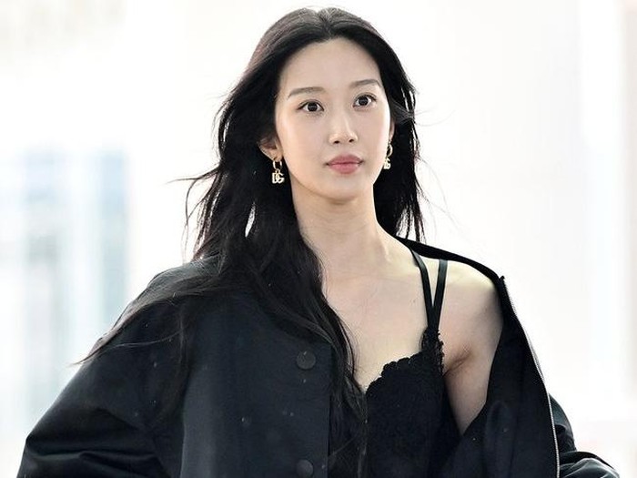 Gaya Moon Ga Young terbang ke Jakarta pakai lingerie menuai perdebatan netizen.
