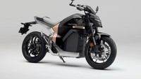 Dari sisi performa, Honda WN7 mengandalkan motor listrik berpendingin cairan dengan daya 18 kW. Bobotnya hanya 217 kilogram, bikin motor ini lincah untuk penggunaan harian maupun touring. Honda mengklaim tenaganya setara motor bermesin bensin 600 cc, sementara torsinya mencapai 100 Nm, setara motor konvensional 1.000 cc. Foto: Dok. Honda