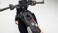 WN7 dibekali baterai lithium-ion permanen dengan jarak tempuh lebih dari 130 km sekali pengisian penuh. Sistemnya mendukung pengisian cepat CCS2, yang bisa mengisi daya dari 20% hingga 80% hanya dalam 30 menit. Sementara pengisian penuh dari nol hingga 100% bisa dilakukan kurang dari tiga jam pakai wallbox rumah 6 kVA. Foto: Dok. Honda