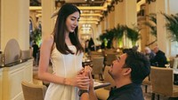 Nadia Purwoko termangu saat kekasih berlutut menunjukkan cincin. Saat itu, ia tampak cantik dengan busana putih. (Foto: dok Instagram nadiapurwoko)