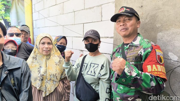 Nanik (tengah) pemeran sosok Tiara di Surabaya