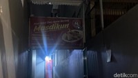 Nasi Uduk Mas Dikun tadinya ditawarkan di warung tenda depan GOR Balai Rakyat Pasar Minggu. Namun kini pindah sementara ke rumah sang pemilik. Pengunjung pun harus menyusuri gang yang sudah diberi petunjuk arah untuk menyambangi lokasinya. Foto: Andi Annisa DR/detikfood