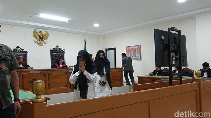 Oknum Pegawai Negeri Sipil (PNS) Sukmawaty dan Ibu Rumah Tangga (IRT) Sattariah usai menjalani sidang vonis kasus uang palsu di PN Sungguminasa.