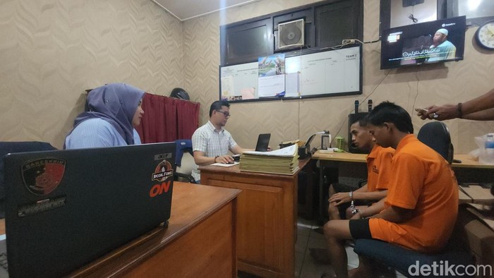 Dua pelaku yang mencuri daging di rumah makan saat diinterogasi polisi
