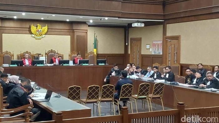 Panitera Muda Perdata Pengadilan Negeri (PN) Jakarta Selatan, Edi Sarwono, saat menjadi saksi di Pengadilan Tipikor Jakarta, Rabu (17/9/2025). (Mulia/detikcom)