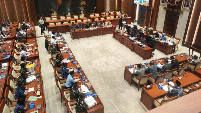 Pansus DPR beserta pemerintah menyetujui RUU Pengelolaan Ruang Udara dibawa ke tingkat selanjutnya di Gedung DPR, Rabu (17/9/2025).
