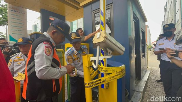 Pansus Perparkiran bersama Dishub Jakarta melakukan inspeksi mendadak (sidak) pada dua lokasi parkir ilegal di kawasan Jakarta Timur (Jaktim). (Rumondang/detikcom)