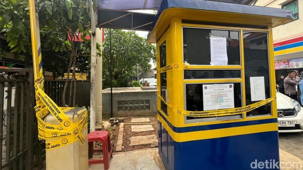 Pansus Perparkiran DPRD dan Dishub Jakarta menyegel 2 titik parkir tak berizin di Jaktim. Parkir ilegal berpotensi merugikan PAD hingga Rp 700 miliar per tahun. (Rumondang/detikcom)